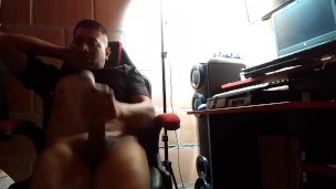 Latino se pajea en el cuarto