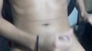 LINDO JOVENCITO DE CUERPPO PERFECTO SE MASTUEBA Y DERRAMA SU CORRIDA EN SUS PIERNAS